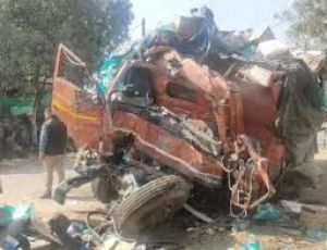 दो ट्रकों की टक्कर में चार लोगों की मौत, एक घायल