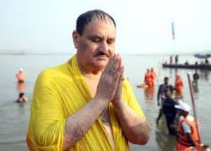 भाजपा अध्यक्ष जेपी नड्डा ने संगम में लगाई डुबकी