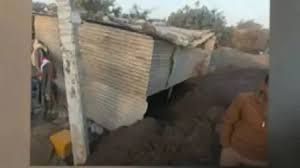 सो रहे श्रमिकों के शेड पर ट्रक से गिराई रेत, पांच मजदूरों की मौत