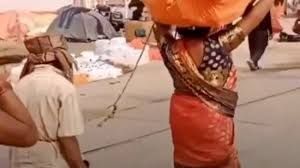  महाकुंभ में अपनों से बिछड़ने से बचने के लिए रस्सियां, गांठ और घुंघरू बांधकर चल रहे श्रद्धालु