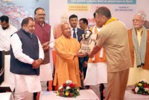 मुख्यमंत्री ने नाविकों का किया सम्मान, परिवहन चालकों से भी किया संवाद