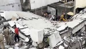 मकान की छत गिरने से एक परिवार के पांच सदस्यों की मौत मकान की छत गिरने से एक परिवार के पांच सदस्यों की मौत