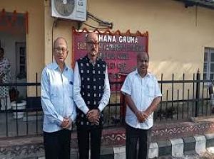  राज्यपाल डेका संबलपुर में लक्ष्मीनाथ बेजबरुआ के घर पहुंचे