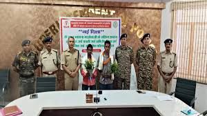  दो माओवादियों ने  आत्मसमर्पण किया