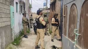 आतंक पर नकेल: पुलिस ने श्रीनगर में 21 जगहों पर छापेमारी की