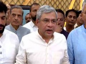 रेल मंत्री अश्विनी वैष्णव ने की ट्रेन संचालन की समीक्षा, फंसे यात्रियों के लिए चलाई विशेष ट्रेनें