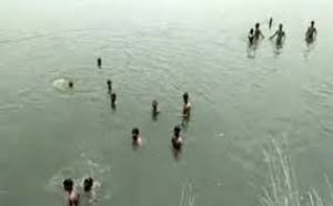 नदी में चार लड़कियां डूबीं नदी में चार लड़कियां डूबीं