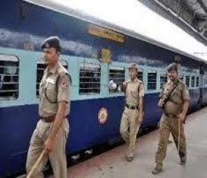  लोकल ट्रेन में गहनों से भरा महिला का बैग छूटा, पुलिस ने बरामद किया