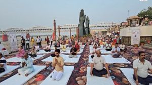  वाराणसी में योग सप्ताह का भव्य शुभारंभ, &lsquo;एक पृथ्वी, एक स्वास्थ्य&rsquo; का दिया संदेश