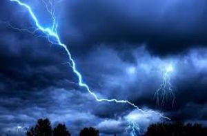 आकाशीय बिजली गिरने से एक ही परिवार के चार लोगों समेत सात की मौत