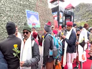पांच साल बाद फिर शुरू हुई कैलाश मानसरोवर यात्रा, सिक्किम के राज्यपाल ने पहले जत्थे को दिखाई हरी झंडी पांच साल बाद फिर शुरू हुई कैलाश मानसरोवर यात्रा, सिक्किम के राज्यपाल ने पहले जत्थे को दिखाई हरी झंडी