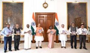 रक्षामंत्री राजनाथ सिंह ने राष्ट्रपति मुर्मू के भाषणों के संग्रह का विमोचन किया रक्षामंत्री राजनाथ सिंह ने राष्ट्रपति मुर्मू के भाषणों के संग्रह का विमोचन किया
