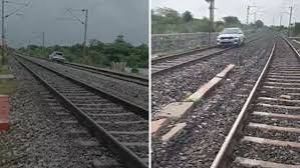 हैदराबाद के निकट महिला ने रेल पटरी पर चलाई कार, ट्रेन यातायात प्रभावित