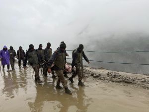 भूस्खलन के कारण अमरनाथ यात्रा मार्ग पर फंसे तीर्थयात्री, भारतीय सेना ने बचाया