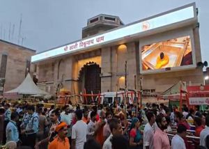   सावन के चौथे और अंतिम सोमवार को मंदिरों में उमड़ी श्रद्धालुओं की भीड़