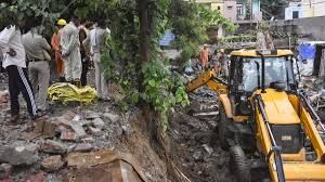 भारी बारिश के बीच दीवार गिरने से आठ लोगों की मौत