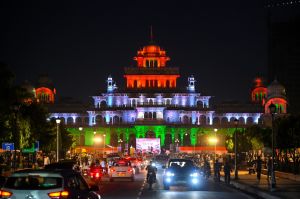 79वें स्वतंत्रता दिवस  पर तिरंगे की रोशनी से जगमगाए ऐतिहासिक स्थल