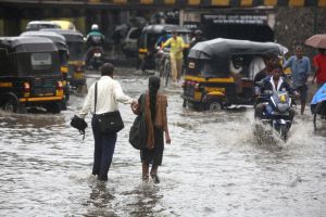   मुंबई में बारिश से बुरे हाल, बीएमसी ने घोषित की छुट्टी, निजी कार्यालयों को वर्क फ्रॉम होम की सलाह