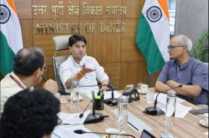  केंद्रीय संचार मंत्री  ज्योतिरादित्य सिंधिया ने बाढ़ प्रभावित राज्यों में संपर्क सेवा के बारे में समीक्षा बैठक की
