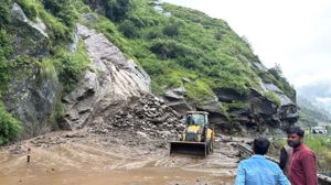 उत्तराखंड में मूसलाधार बारिश से जनजीवन ठप, स्कूल बंद और चारधाम यात्रा स्‍थगित 