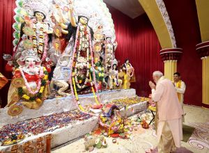 पीएम मोदी ने सीआर पार्क और काली बाड़ी मंदिर में की पूजा-अर्चना पीएम मोदी ने सीआर पार्क और काली बाड़ी मंदिर में की पूजा-अर्चना