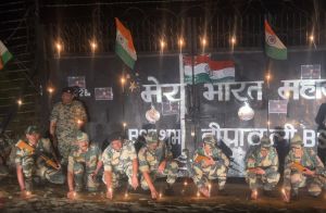 भारत-पाक सीमा पर मनाई गई दीपावली, बीएसएफ ने दिया सुरक्षा का संदेश भारत-पाक सीमा पर मनाई गई दीपावली, बीएसएफ ने दिया सुरक्षा का संदेश