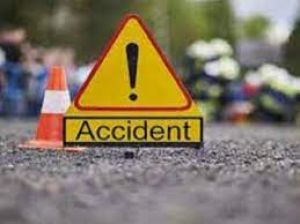 डिनर कर लौट रहे तीन दोस्तों की सड़क दुर्घटना में मौत डिनर कर लौट रहे तीन दोस्तों की सड़क दुर्घटना में मौत