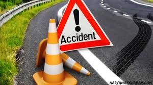 चलती कार पर ट्रक पलटा, दो युवकों की मौत चलती कार पर ट्रक पलटा, दो युवकों की मौत