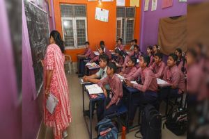  जम्मू-कश्मीर के राजौरी में सरकारी प्राथमिक स्कूल की इमारत को 25 साल बाद फिर से खोला गया