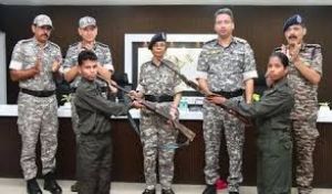 गढ़चिरौली में 11 नक्सलियों ने डीजीपी के सामने आत्मसमर्पण किया