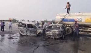 खड़ी कार में पीछे से दूसरी कार ने टक्कर मारी, पांच की मौत, चार घायल