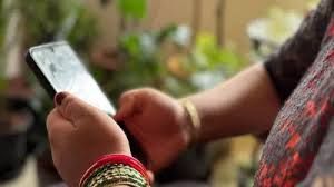  ग्राम पंचायत ने बहुओं, लड़कियों के कैमरे वाले मोबाइल फोन के इस्तेमाल पर पाबंदी लगाई