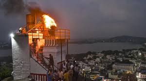 अदालत ने तिरुपरनकुंड्रम पहाड़ी पर दीप जलाने की अनुमति का आदेश बरकरार रखा अदालत ने तिरुपरनकुंड्रम पहाड़ी पर दीप जलाने की अनुमति का आदेश बरकरार रखा