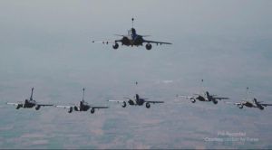 कर्तव्य पथ पर फाइटर जेट्स का फ्लाई पास्ट, विमानों की गर्जना ने किया लोगों को रोमांचित