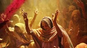 वृंदावन में 200 से अधिक विधवा महिलाओं ने खेली होली