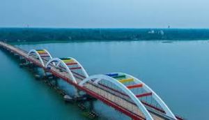 केरल के मुख्यमंत्री ने राज्य के सबसे लंबे बैकवाटर पुल का लोकार्पण किया