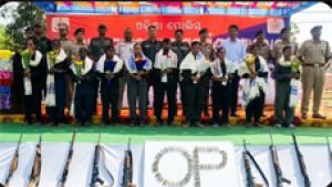 ओड़िशा पुलिस के सामने 10 माओवादी ने आत्मसमर्पण किया