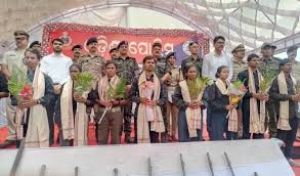 कालाहांडी में ओडिशा पुलिस के समक्ष 11 माओवादियों ने आत्मसमर्पण किया