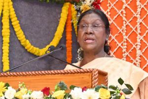 मथुरा के गोवर्धन पहुंचीं राष्ट्रपति द्रौपदी मुर्मु, गोल्फ कार्ट से 7 कोस की परिक्रमा शुरू