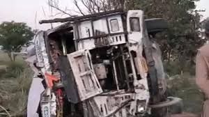 बारातियों से भरी बस और ट्रक की भीषण टक्कर : छह लोगों की मौत, सात घायल