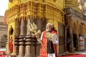 प्रधानमंत्री मोदी ने वाराणसी में 14 किलोमीटर लंबा रोड शो किया