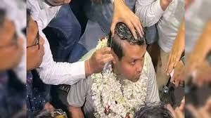 भाजपा के कौस्तुव बागची ने तृणमूल की हार के बाद अपना सिर मुंडवा कर रखने का प्रण तोड़ा