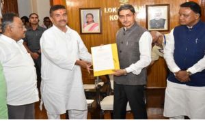 सुवेंदु अधिकारी ने राज्यपाल आरएन रवि से मिलकर पेश किया सरकार बनाने का दावा