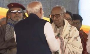  शपथ ग्रहण में खास पल: नरेंद्र मोदी ने वरिष्ठ भाजपा कार्यकर्ता माखनलाल सरकार से लिया आशीर्वाद