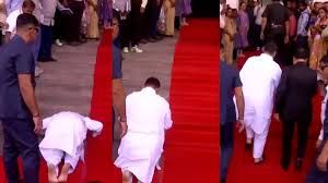 प. बंगाल के मुख्यमंत्री सुवेंदु अधिकारी ने विधानसभा की सीढ़ियों पर दंडवत प्रणाम कर ली एंट्री 