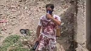  'कॉकरोच' का वेश धारण कर त्रिवेणी की बदहाली दिखाने पहुंचे कथावाचक