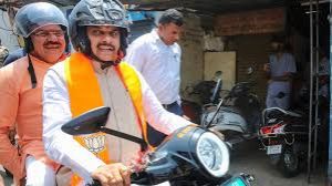 इलेक्ट्रिक स्कूटर से 12वीं बोर्ड टॉपर के घर पहुंचे मोहन यादव, शुभकामनाएं दीं