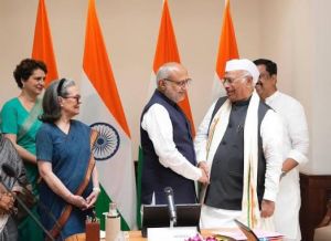  खरगे ने राज्यसभा सदस्य के रूप में शपथ ली