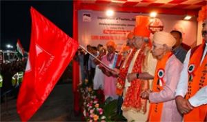  अमरनाथ यात्रा 2026: बाबा बर्फानी की यात्रा के लिए उपराज्यपाल ने जम्मू से पहले जत्थे को हरी झंडी दिखाकर किया रवाना