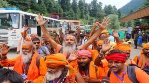 कड़ी सुरक्षा के बीच कश्मीर घाटी पहुंचा अमरनाथ यात्रा के श्रद्धालुओं का पहला जत्था